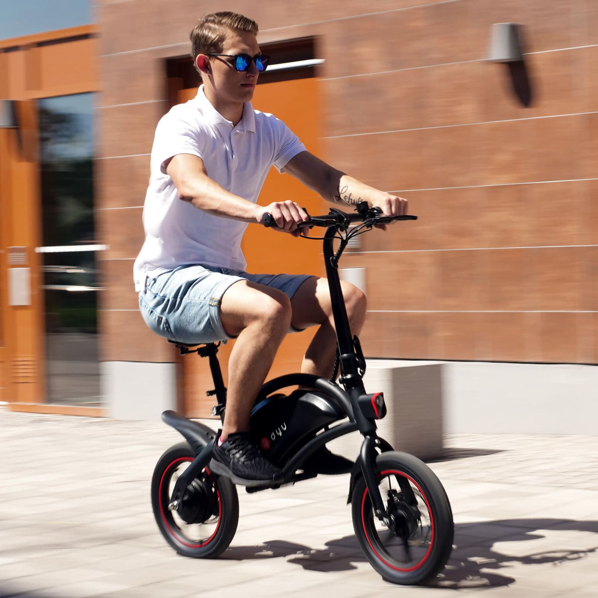 Uomo alla guida della bici elettrica pieghevole DYU D3S in città