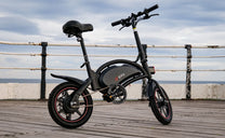 Bici elettrica pieghevole DYU D3S vista di lato in riva al mare