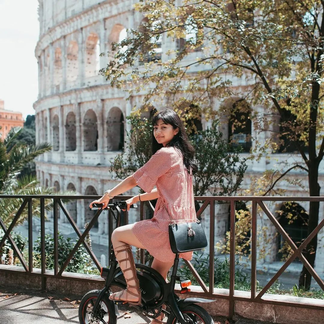 Donna alla guida della bici elettrica pieghevole DYU D3S in città