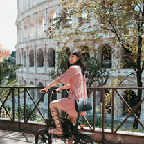 Donna alla guida della bici elettrica pieghevole DYU D3S in città