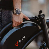 Persona che porta la bici elettrica pieghevole DYU D3S piegata