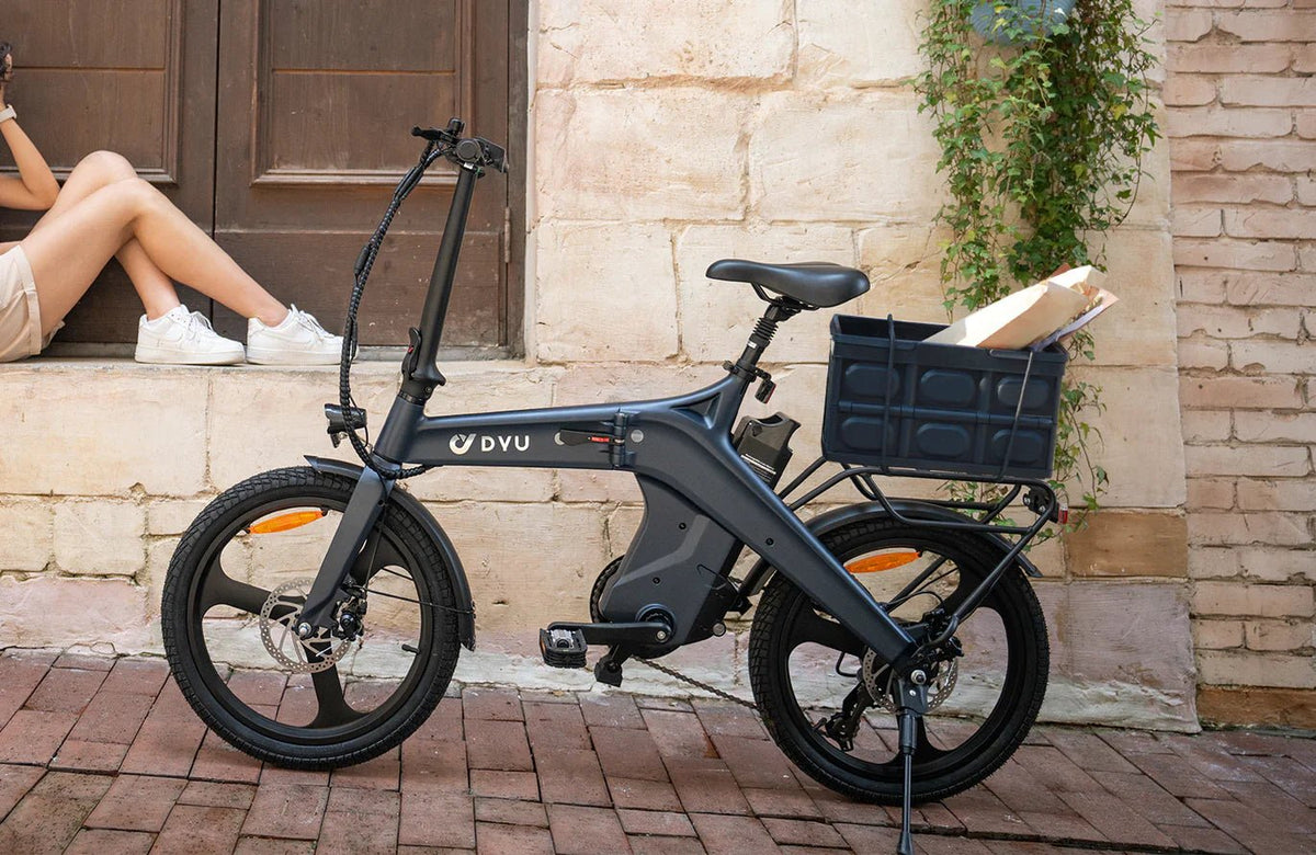 Bici elettrica pieghevole DYU T1 vista di lato in città