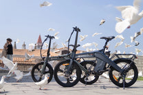 Bici elettrica pieghevole DYU T1 vista di lato in gruppo in città