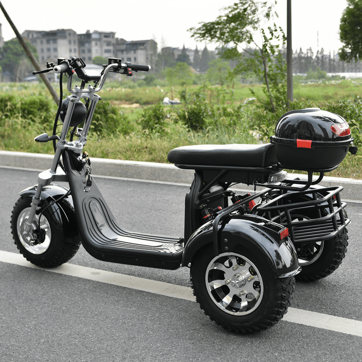 Triciclo elettrico eHoodax 05WQ visto di lato su strada