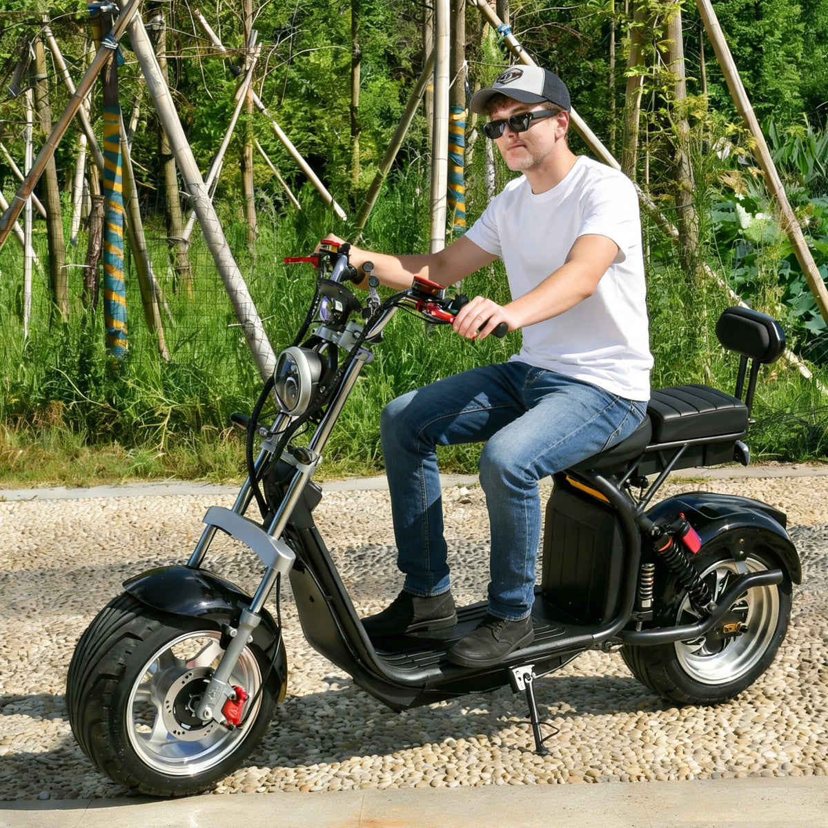 Uomo in sella al monopattino elettrico eHoodax X10 City Road