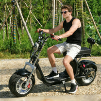 Uomo alla guida del monopattino elettrico eHoodax X10 City Road