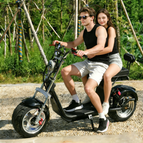 Due persone con il monopattino elettrico eHoodax X10 City Road