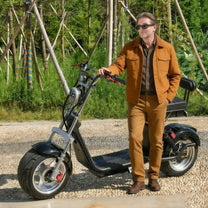 Uomo in piedi con il monopattino elettrico eHoodax X10 City Road