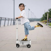 Bambino in piedi sopra la valigia elettrica cavalcabile AeroDrive Edition all'aperto