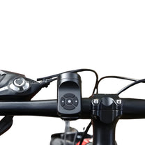Clacson elettrico 120 dB sul manubrio della bici in primo piano
