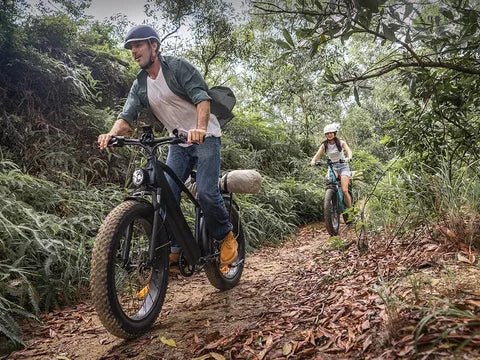 Due persone con la fat bike elettrica ENGWE E26 nel bosco