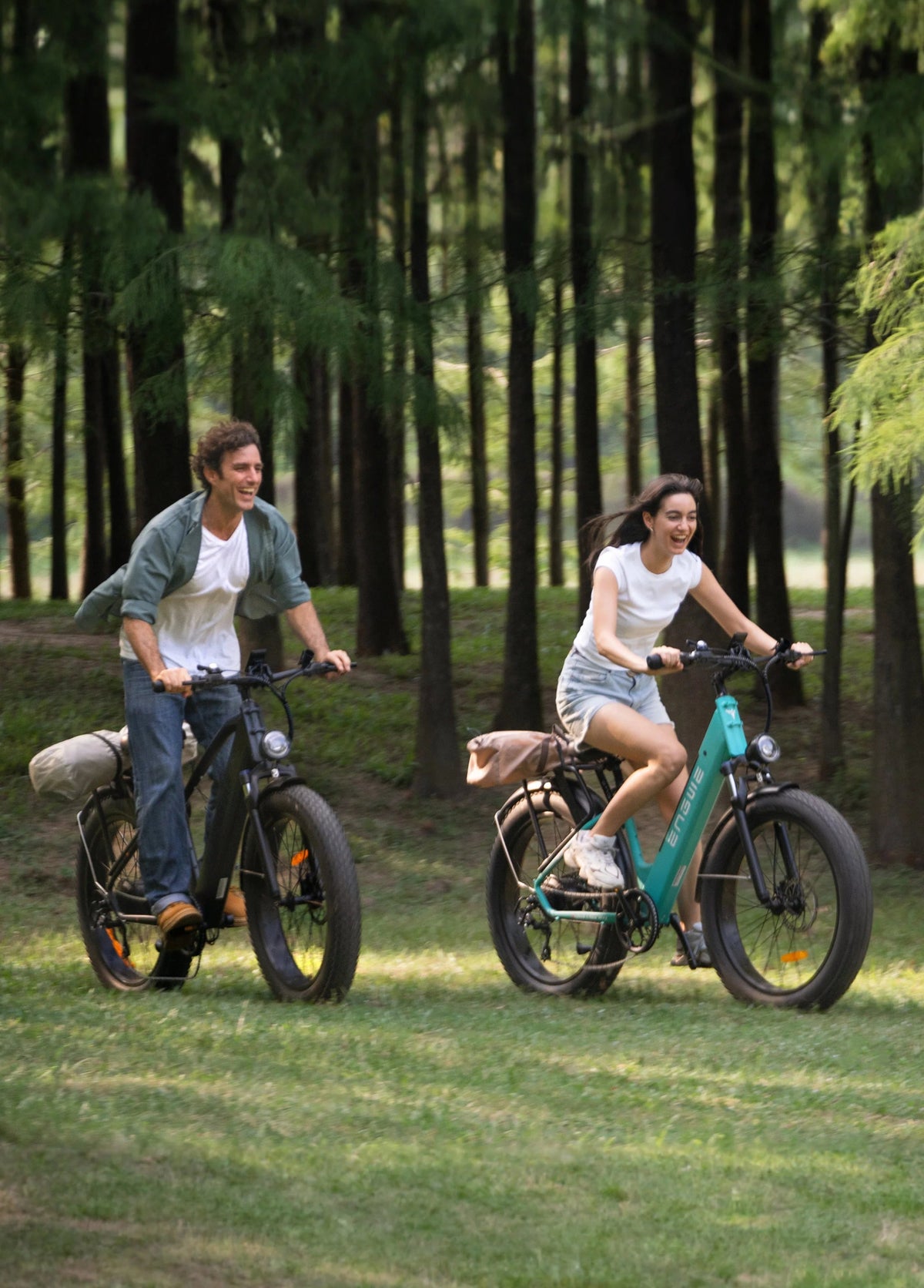 Due persone con la fat bike elettrica ENGWE E26 nel bosco
