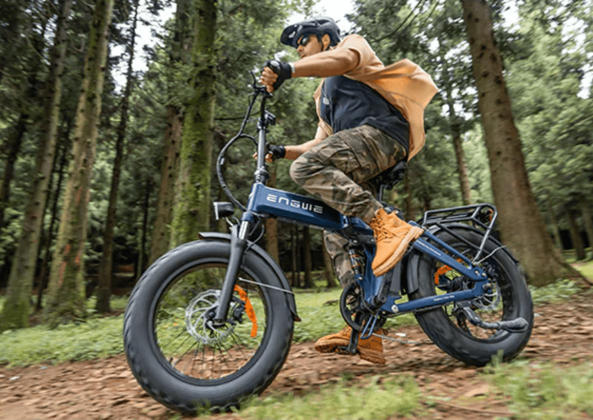 Pilota con la fat bike elettrica pieghevole ENGWE ENGINE Pro 3.0 Boost in fuoristrada