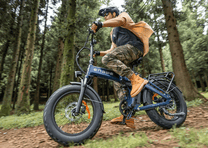 Pilota con la fat bike elettrica pieghevole ENGWE ENGINE Pro 3.0 Boost in fuoristrada