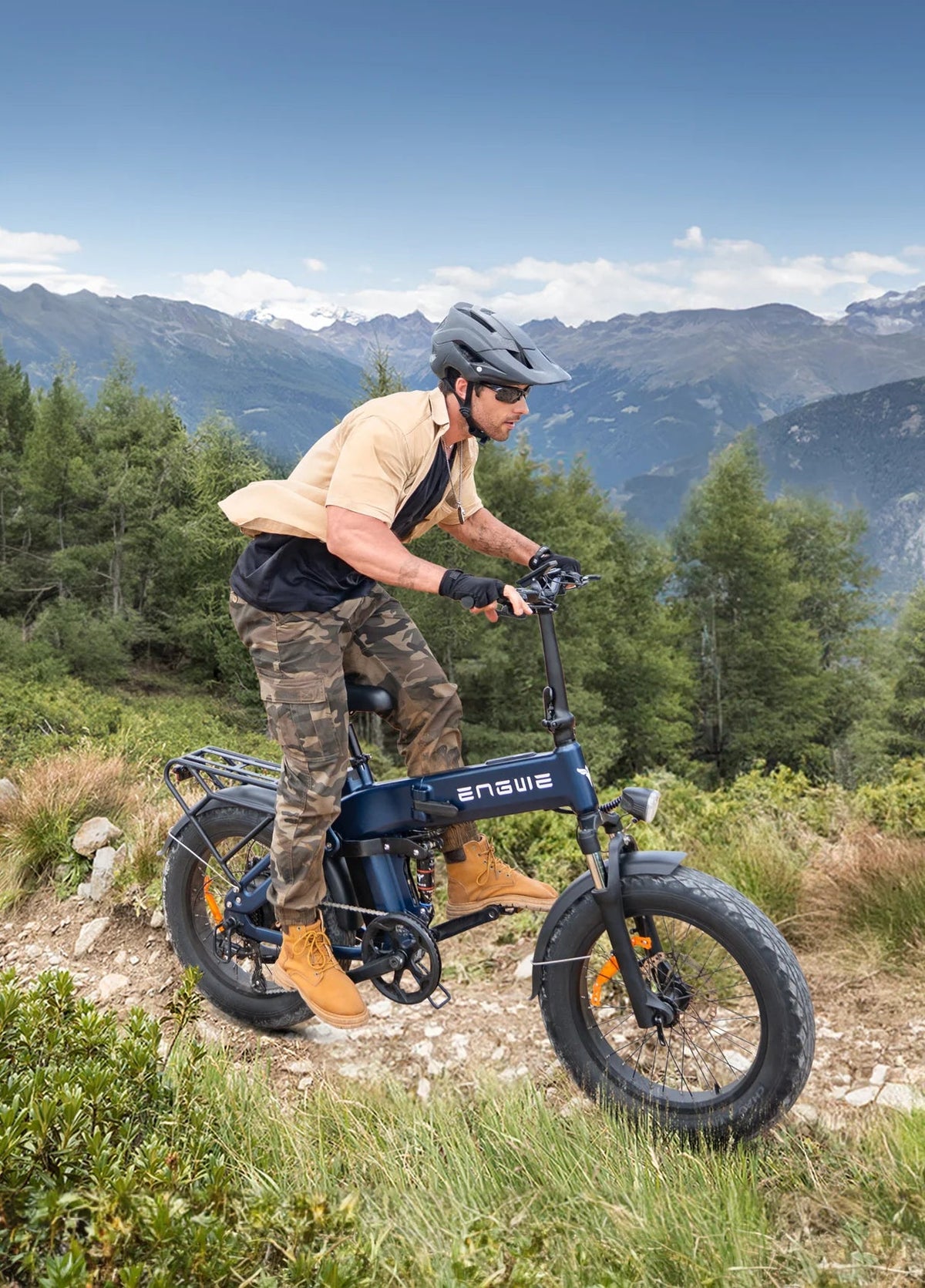 Uomo alla guida della fat bike elettrica pieghevole ENGWE ENGINE Pro 3.0 Boost su un vialetto
