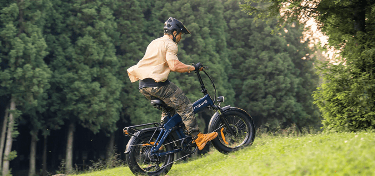 Pilota con la fat bike elettrica pieghevole ENGWE ENGINE Pro 3.0 Boost in fuoristrada nel bosco
