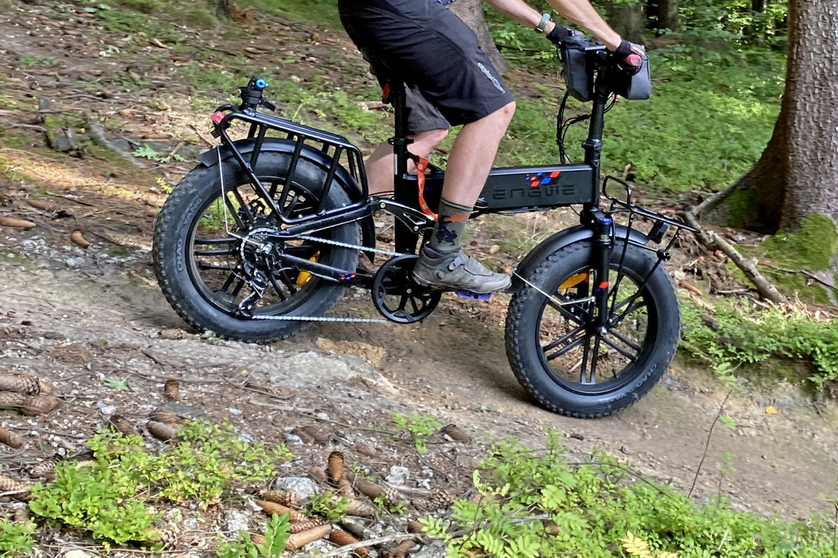 Pilota con la fat bike elettrica pieghevole ENGWE ENGINE X in fuoristrada