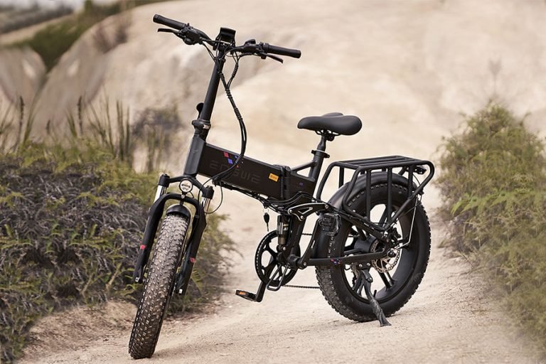 Pilota con la fat bike elettrica pieghevole ENGWE ENGINE X in fuoristrada
