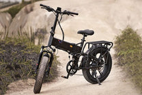 Pilota con la fat bike elettrica pieghevole ENGWE ENGINE X in fuoristrada