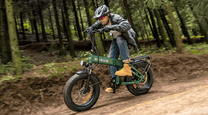 Pilota con la fat bike elettrica pieghevole ENGWE EP-2 3.0 Boost in fuoristrada nel bosco