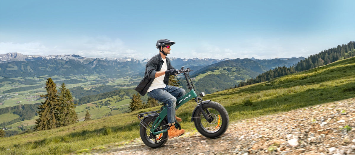 Uomo alla guida della fat bike elettrica pieghevole ENGWE EP-2 3.0 Boost su un prato