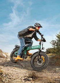 Pilota con la fat bike elettrica pieghevole ENGWE EP-2 3.0 Boost in fuoristrada