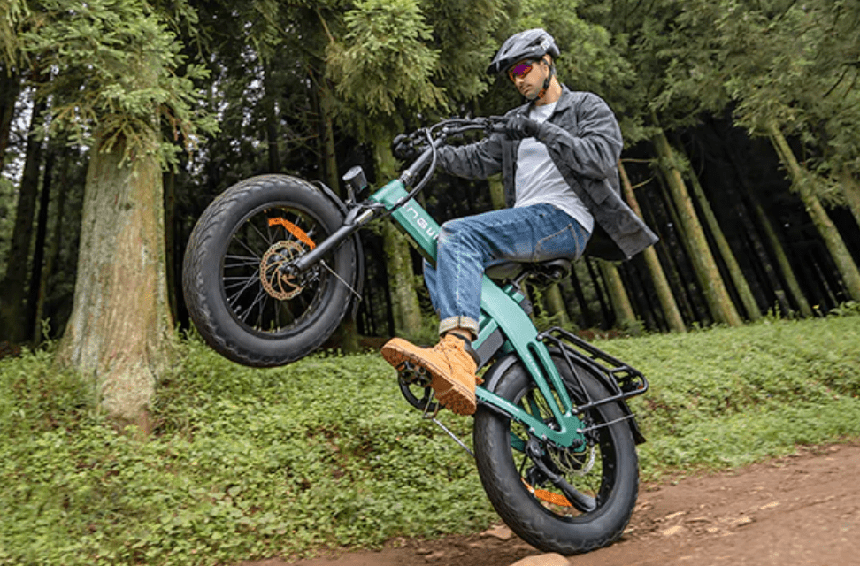 Pilota che salta con la fat bike elettrica pieghevole ENGWE EP-2 3.0 Boost