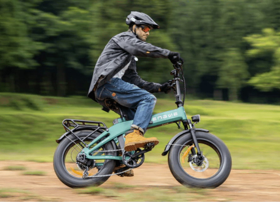 Uomo alla guida della fat bike elettrica pieghevole ENGWE EP-2 3.0 Boost in un parco