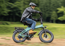 Uomo alla guida della fat bike elettrica pieghevole ENGWE EP-2 3.0 Boost in un parco