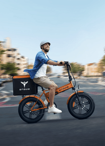 Uomo alla guida della fat bike elettrica pieghevole ENGWE EP-2 Boost in città