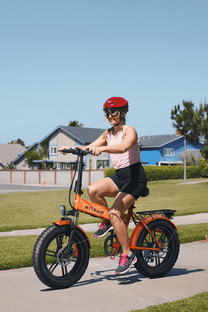 Donna alla guida della fat bike elettrica pieghevole ENGWE EP-2 Boost in un parco