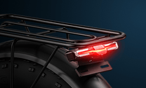 Luce posteriore dell'ENGWE EP-2 Boost su sfondo scuro