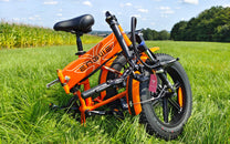 ENGWE EP-2 Pro bici elettrica pieghevole fat bike piegata su un prato