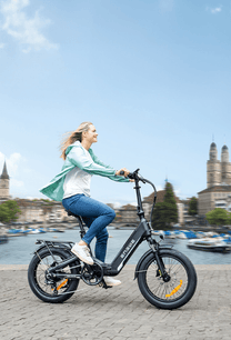 Donna alla guida della bici elettrica pieghevole ENGWE L20 3.0 Boost in città