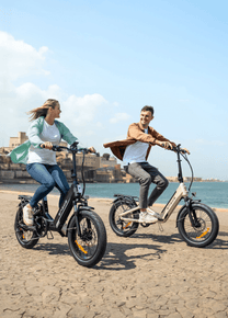 Due persone con la bici elettrica pieghevole ENGWE L20 3.0 Boost in riva al mare