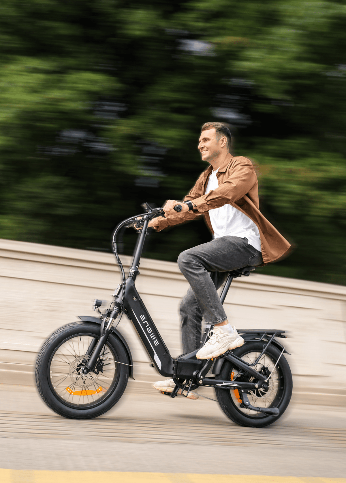 Uomo alla guida della bici elettrica pieghevole ENGWE L20 3.0 Boost in città