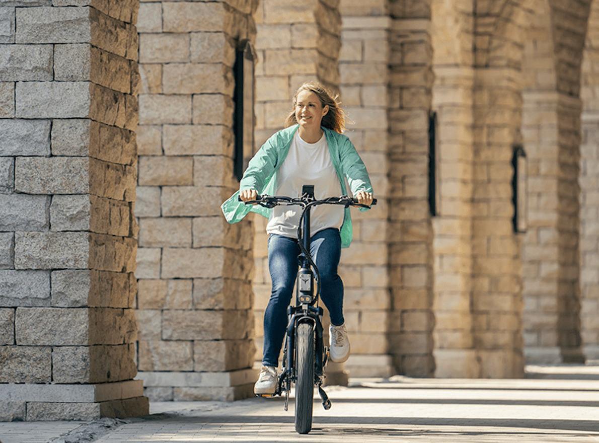 Donna alla guida della bici elettrica pieghevole ENGWE L20 3.0 Boost in città