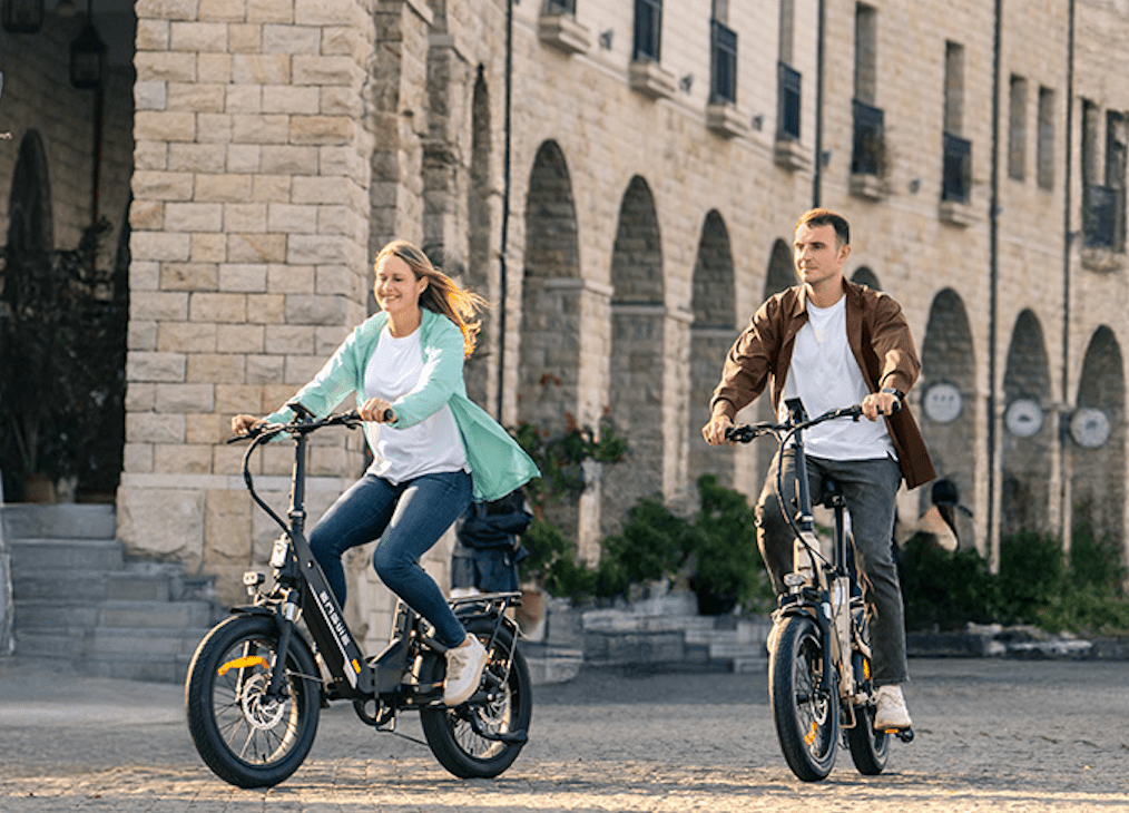 Due persone con la bici elettrica pieghevole ENGWE L20 3.0 Boost in città