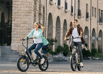 Due persone con la bici elettrica pieghevole ENGWE L20 3.0 Boost in città