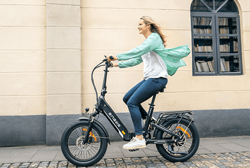 Donna alla guida della bici elettrica pieghevole ENGWE L20 3.0 Boost in città
