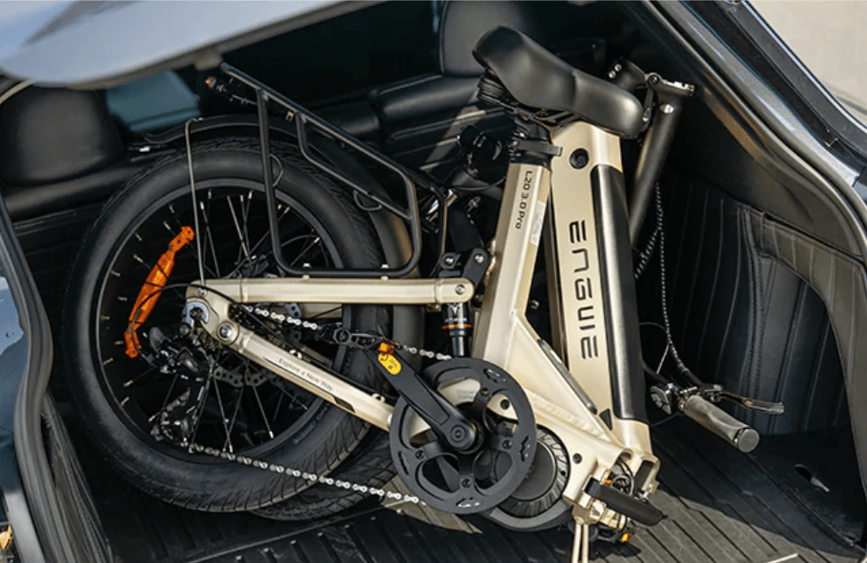 Bici elettrica pieghevole ENGWE L20 3.0 Pro piegata su sfondo scuro