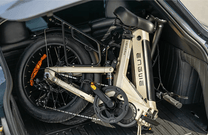 Bici elettrica pieghevole ENGWE L20 3.0 Pro piegata su sfondo scuro