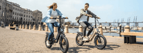 Due persone con la bici elettrica pieghevole ENGWE L20 3.0 Pro in città