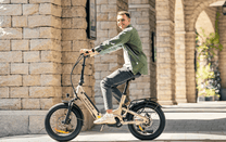 Uomo alla guida della bici elettrica pieghevole ENGWE L20 3.0 Pro in città