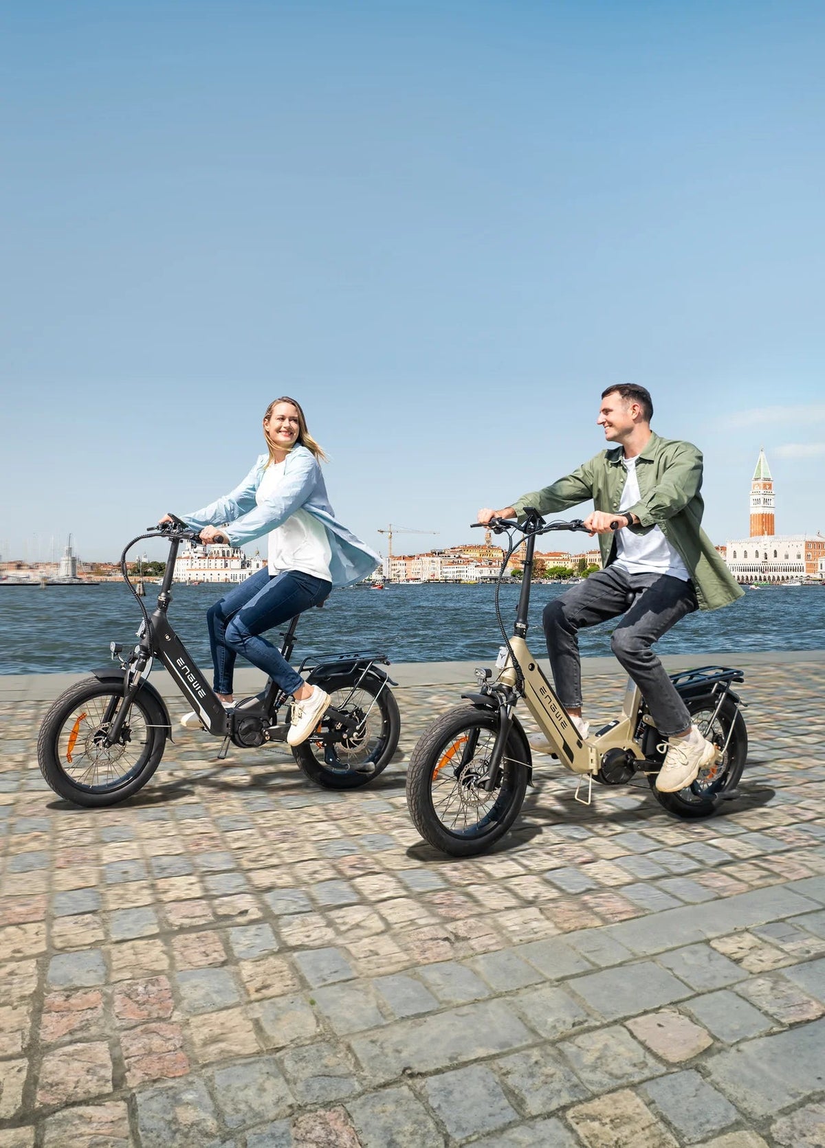 Due persone con la bici elettrica pieghevole ENGWE L20 3.0 Pro in città