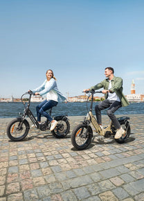 Due persone con la bici elettrica pieghevole ENGWE L20 3.0 Pro in città