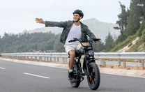 Uomo alla guida della fat bike elettrica ENGWE M1 su strada