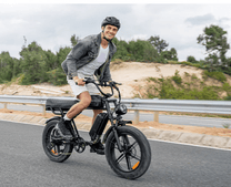 Uomo alla guida della fat bike elettrica ENGWE M1 su strada
