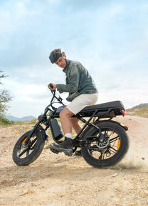 Uomo alla guida della fat bike elettrica ENGWE M1 su un vialetto