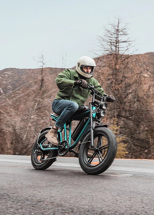 Uomo alla guida della fat bike elettrica ENGWE M20 su strada
